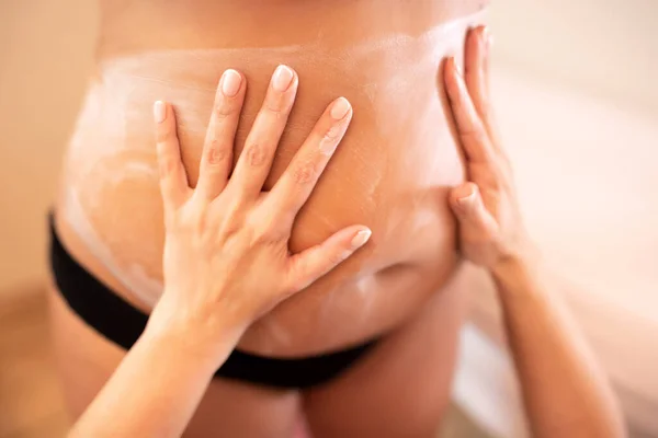 Massaggiatrice Mani Sullo Stomaco Dei Clienti — Foto Stock