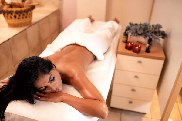 Mooie Vrouw Een Spa Wellness Centrum Liggend Een Massagetafel — Stockfoto