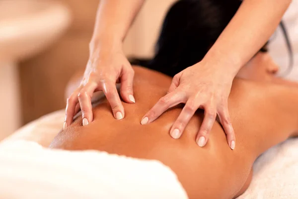 Zwart Harige Vrouw Genieten Van Voordelen Van Een Massage Rug — Stockfoto