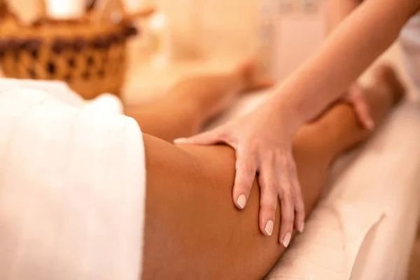 Mãos Experientes Uma Massagista Massageando Área Superior Coxa Cliente — Fotografia de Stock
