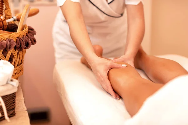 Massagista Cuidar Seus Clientes Bezerros Massagem Relaxamento — Fotografia de Stock
