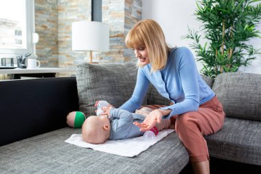 Bakıcı anne çocuğuyla ilgileniyor, sonsuz ve koşulsuz sevgi.
