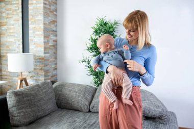 Bakıcı anne çocuğuyla ilgileniyor, sonsuz ve koşulsuz sevgi.