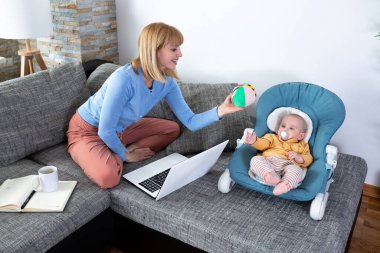 Anne ve çocuğu kanepede, anne çocuk konsepti.