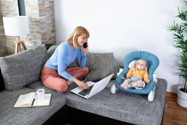 Anne ve çocuğu kanepede, anne çocuk konsepti.