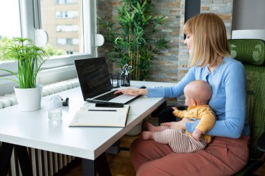 Evden çalışmak ve kucağında bebek, anne çocuk konsepti.
