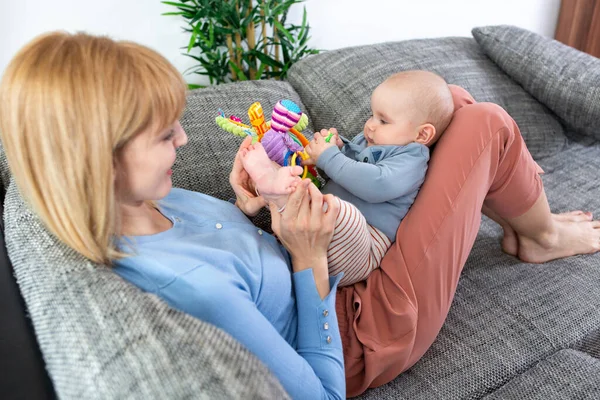 Mãe Amorosa Brincando Com Seu Bebê Divertindo — Fotografia de Stock