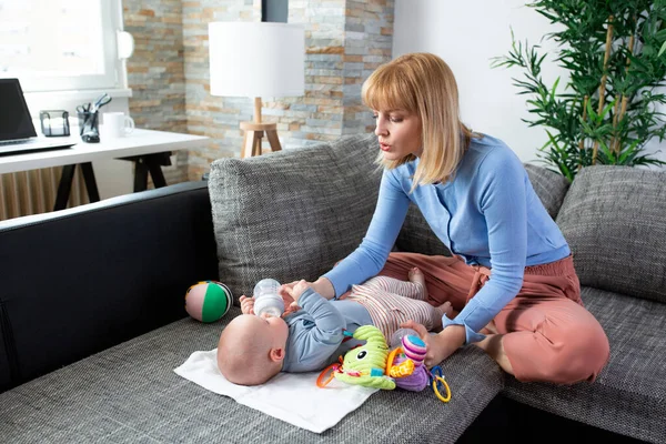 Joven Madre Con Bebé Sofá Concepto Madre Bab —  Fotos de Stock