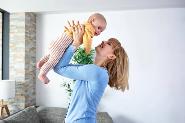 Sevgi Dolu Bir Anne Ayakta Durup Oynarken Çocuğunu Kucağına Alır — Stok fotoğraf