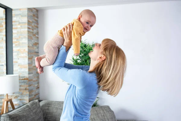 Sevgi Dolu Bir Anne Ayakta Durup Oynarken Çocuğunu Kucağına Alır — Stok fotoğraf