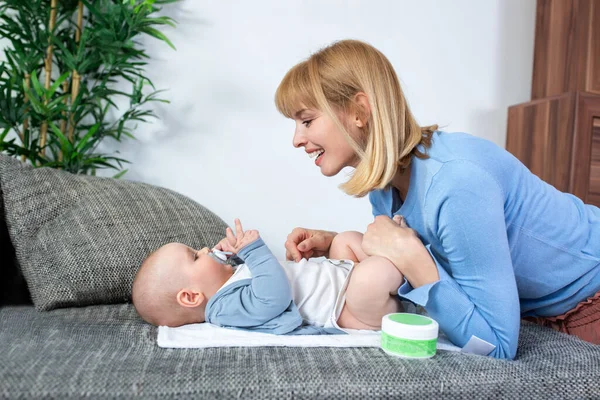 Małe Dziecko Mając Pieluchy Zmieniane Przez Jego Kochającą Matkę — Zdjęcie stockowe