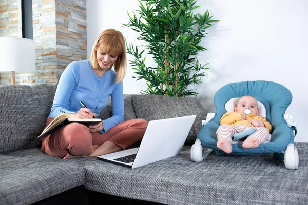 Jeune Mère Avec Son Bébé Assis Sur Lit — Photo