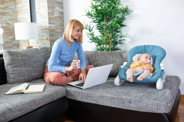 Mommy Duduk Tempat Tidur Sebelah Bayinya Wanita Muda Laptop Memegang — Stok Foto