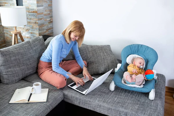 Jonge Moeder Haar Baby Bank Werken Vanuit Huis — Stockfoto