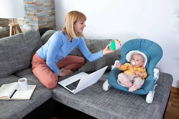 Anne ve çocuğu kanepede, anne çocuk konsepti.