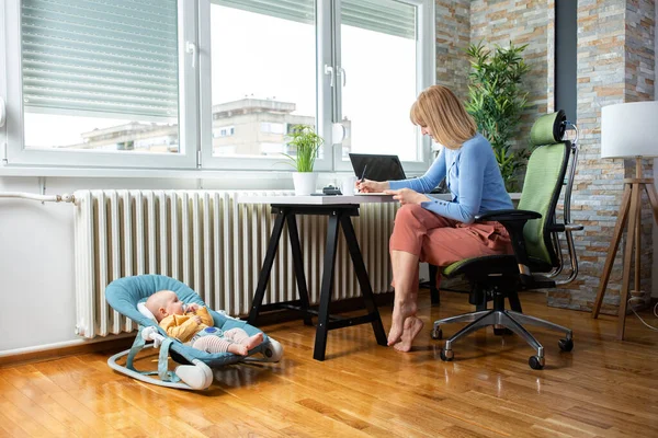 Ibu Yang Peduli Duduk Meja Dengan Bayinya Lantai Konsep Ibu — Stok Foto