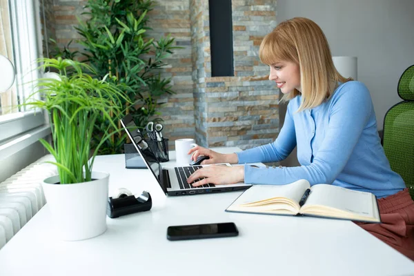Wanita Muda Bekerja Pada Laptop Sambil Duduk Meja Kantornya — Stok Foto