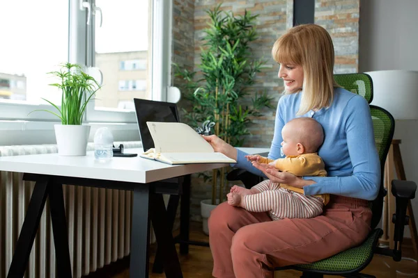 Ibu Yang Bertanggung Jawab Bekerja Kantor Dan Menggendong Bayinya Secara — Stok Foto