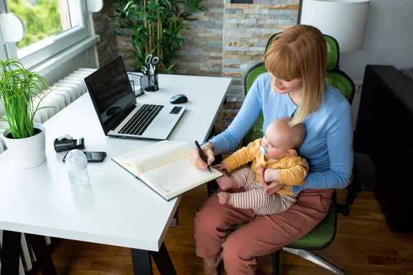 Mama Baby Werken Samen Werken Vanuit Huis Ouderschap Concept — Stockfoto