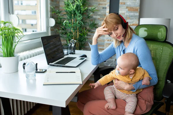 아기를 사무실에서 일하는 문제가 아니라 문제일 뿐이다 — 스톡 사진