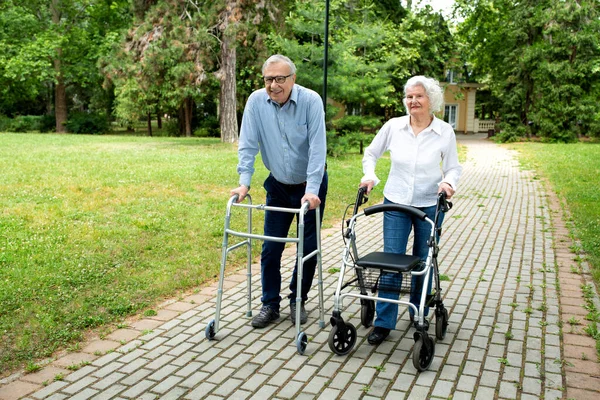 Pensionärer Som Promenerar Parken Med Hjälp Gånghjälpmedel Äldre Koncept — Stockfoto