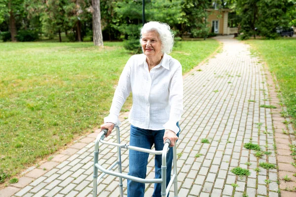 Γηραιά Γυναίκα Που Κρατιέται Από Έναν Περιπατητή Καθώς Περπατά Στο — Φωτογραφία Αρχείου