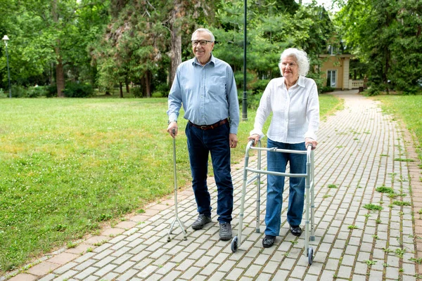 Senior Man Med Hjälp Käpp Tillsammans Med Äldre Dam Promenader — Stockfoto