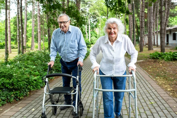 Äldre Par Parken Promenader Med Vandrare Pensionär Koncept — Stockfoto