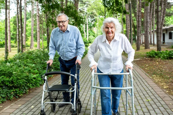 Pareja Mayor Parque Paseando Con Caminantes Concepto Anciano — Foto de Stock