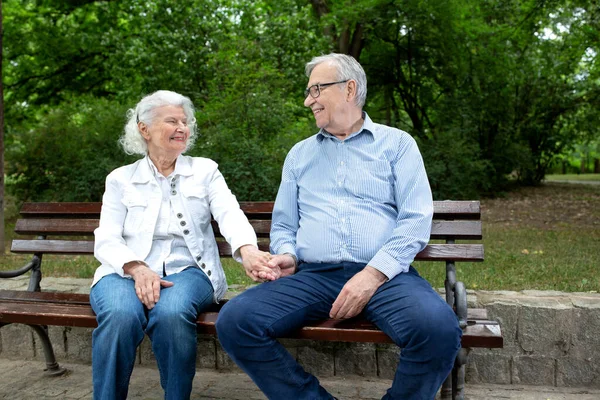 Pasangan Senior Duduk Bangku Taman Dan Mengobrol — Stok Foto