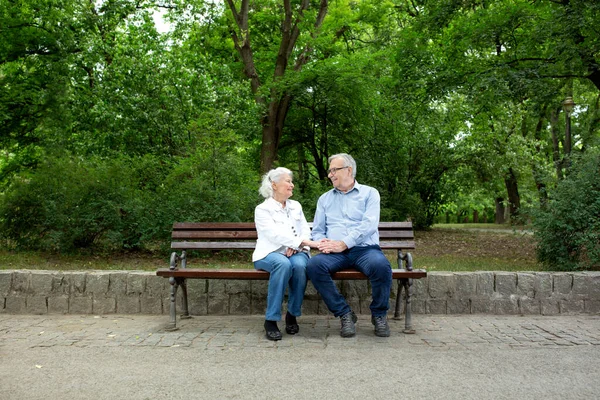 Aldrig Sinande Kärlek Mellan Ett Äldre Par Fångas Ögat Kameran — Stockfoto