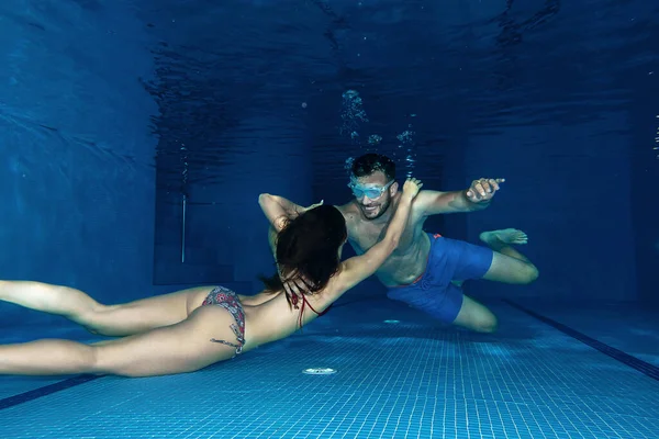 Onderwaterromantiek Tussen Twee Jongeren Het Zwembad — Stockfoto