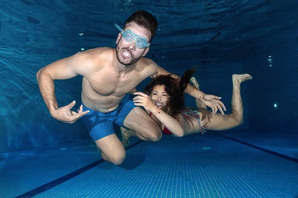 Jonge Man Een Jonge Vrouw Goofing Rond Onderwater Het Zwembad — Stockfoto