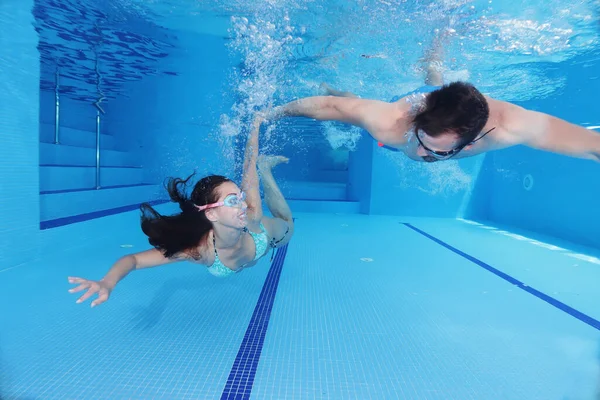 Coppia Carina Divertirsi Sott Acqua Piscina Concetto Romanticismo — Foto Stock