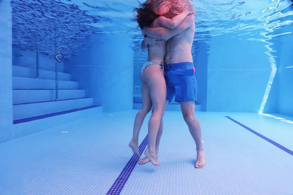 Onderwaterbeelden Van Een Man Een Vrouw Die Het Zwembad Staan — Stockfoto