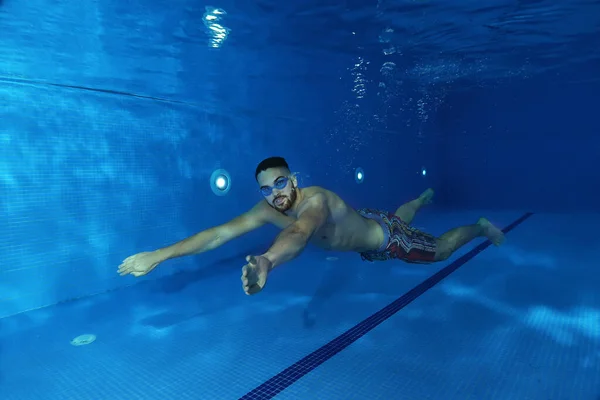 Onderwater Beeld Van Een Jonge Man Zwemmen Ondergedompeld Het Zwembad — Stockfoto