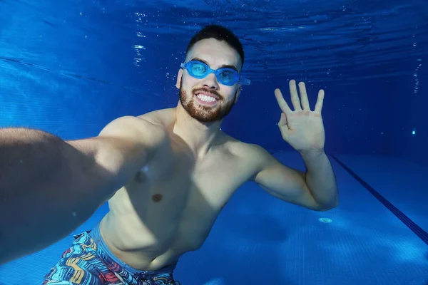Knappe Jongeman Neemt Een Onderwater Selfie Zwempoep — Stockfoto
