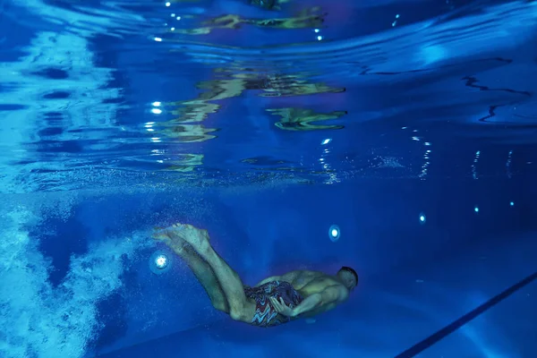 Onderwaterbeeld Van Een Zwemmer Het Zwembad — Stockfoto