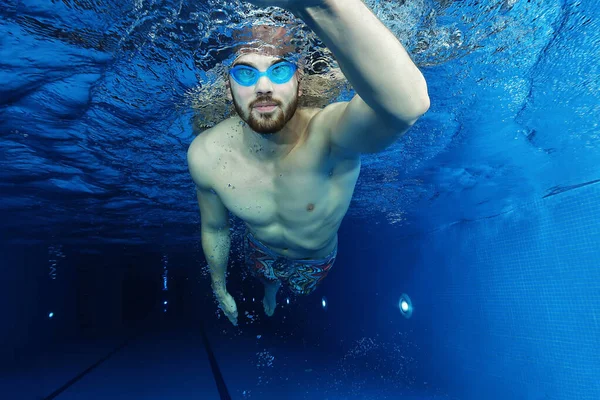 Knappe Jongeman Het Zwembad Zwemmen Onderwater Uitzicht — Stockfoto