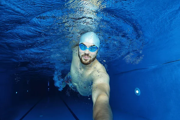 Knappe Jongeman Het Zwembad Zwemmen Onderwater Uitzicht — Stockfoto