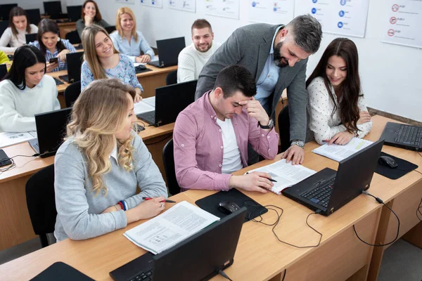 Futurs Conducteurs Apprenant Des Manuels Conduite Script — Photo