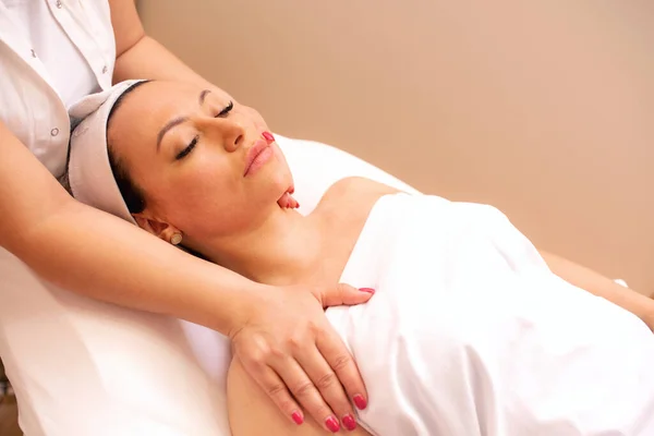 Mulher Com Uma Massagem Facial Aplicada Centro Bem Estar Conceito — Fotografia de Stock