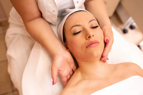 Mãos Suaves Uma Massagista Massageando Seu Cliente Uma Mulher Meia — Fotografia de Stock