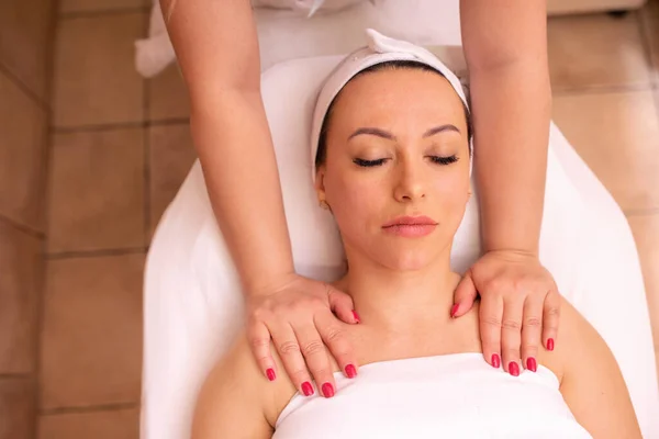 Mãos Massagistas Massageando Área Cabeça Uma Mulher Meia Idade Spa — Fotografia de Stock