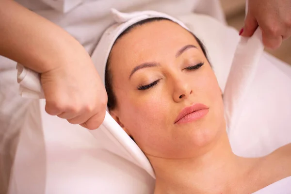 Mulher Centro Spa Ter Uma Terapia Massagem Pescoço Conceito Relaxamento — Fotografia de Stock