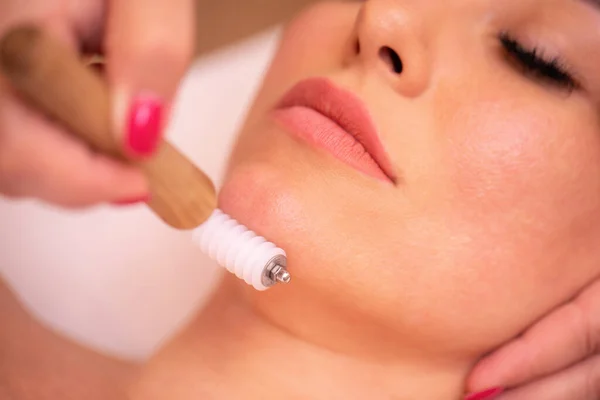 Mujer Teniendo Una Terapia Facial Madero Con Rodillo Facial Salón — Foto de Stock