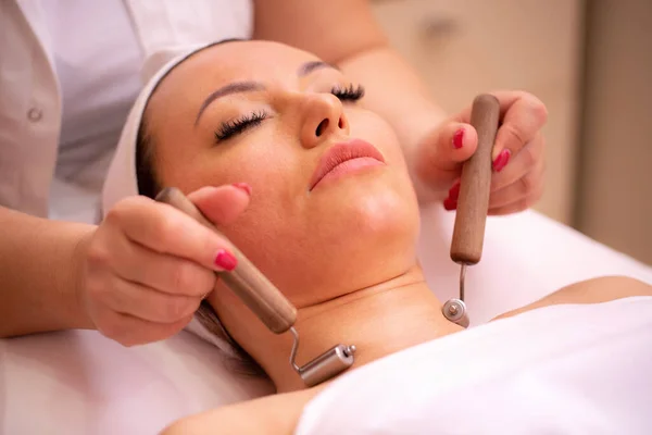 Face Rollers Toegepast Madero Massage Therapie Vrouw Met Een Madero — Stockfoto