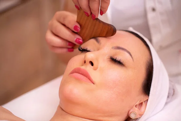 Mujer Recibiendo Masaje Facial Madero Con Masajeador Madera Concepto Masaje — Foto de Stock