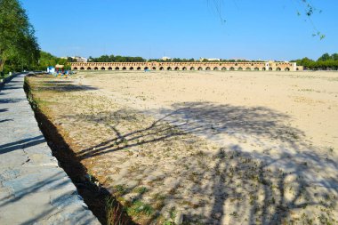 İran 'ın İsfahan kentindeki Zayandeh Nehri üzerindeki SioSe Pol Köprüsü' nün adı köprüde 33 kemer ile geçmektedir.