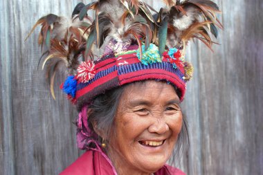 Pirinç teraslarının yanındaki milli kostümlü, kimliği belirsiz yaşlı ifugao kadının yüzü. İfugao, dağ insanları. Banaue, Luzon, Filipinler